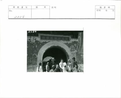 历史拱门入口人群聚集.jpg