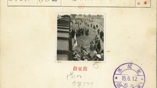 历史时刻火车旁集会.jpg