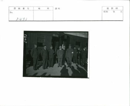 历史火车站军装与正装男子合影.jpg