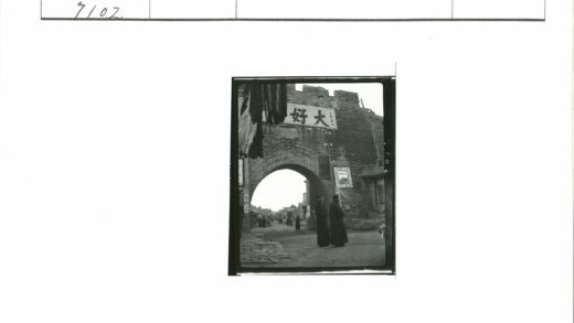 历史砖砌拱门街景.jpg