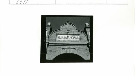 历史砖砌牌坊与雕刻瓮.jpg