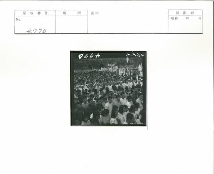 历史集会人群聚集拱形建筑前.jpg