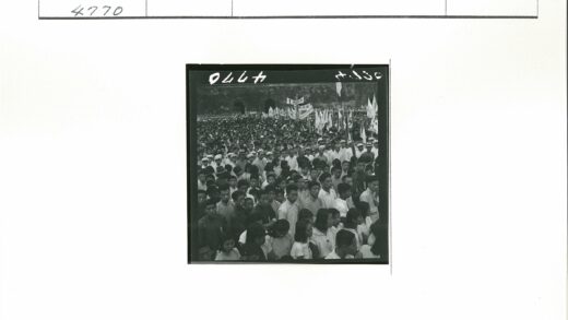 历史集会人群聚集拱形建筑前.jpg