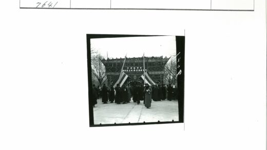 历史集会冬季建筑前.jpg