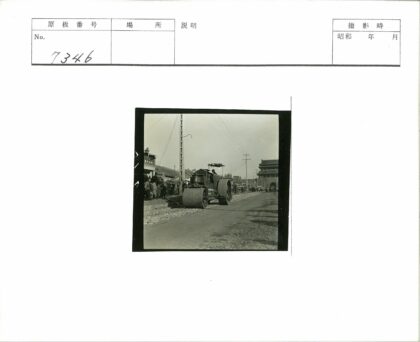 压路机作业的鹅卵石街道场景.jpg