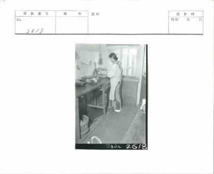 厨房忙碌的女人与厨具.jpg
