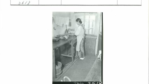 厨房忙碌的女人与厨具.jpg