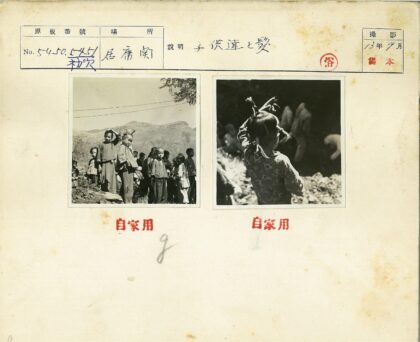 双辫孩童观劳动人群.jpg