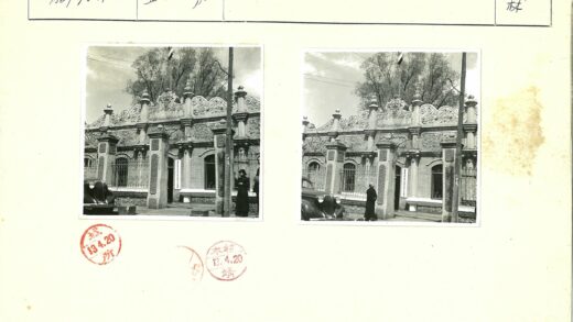 古典建筑前人与汽车.jpg