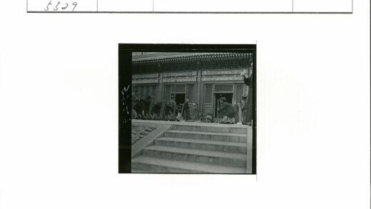 古典建筑前众人鞠躬.jpg