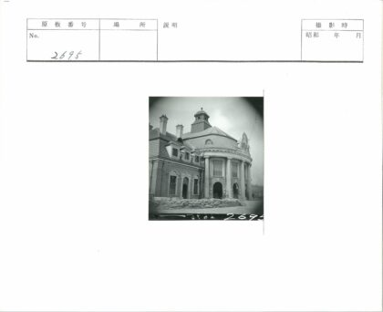 古典砖砌建筑与沙袋防御.jpg