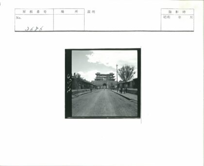 古城门拱道与街景.jpg