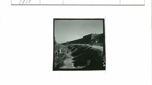 古墙土路行人马车繁忙景象.jpg