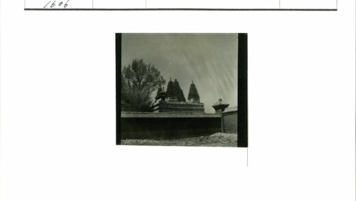 古建宝塔群与绿树蓝天.jpg