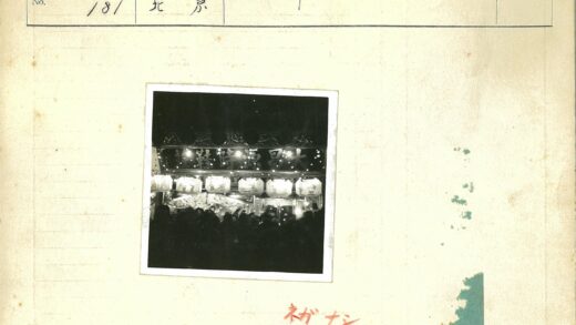 古建筑灯笼夜景人群聚集.jpg
