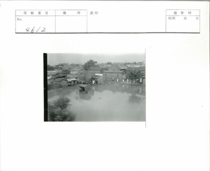 古朴村庄池塘宁静风光.jpg
