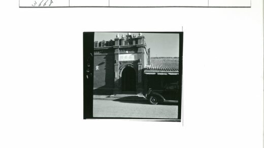古老建筑入口与黑色汽车街景.jpg