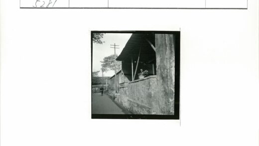 古老石墙街道骑行风景.jpg