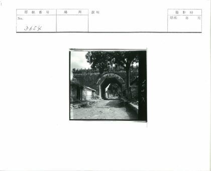 古老石砌拱门土路街景.jpg