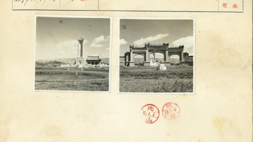古老石门与田野雕塑景观.jpg