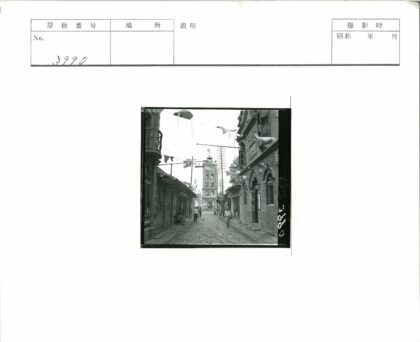古老鹅卵石街道与钟楼景色.jpg