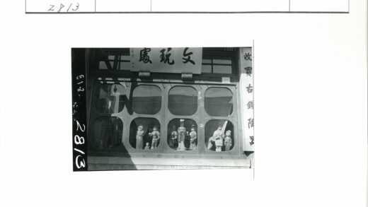 古董小雕像橱窗街景.jpg