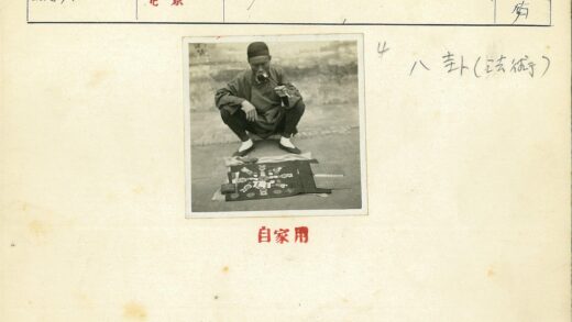 古董摊主与珍宝展示.jpg