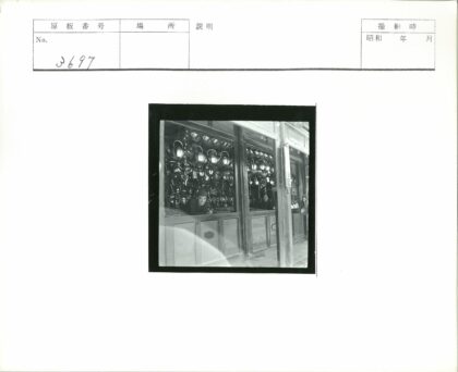 古董金属器具商店选购场景.jpg