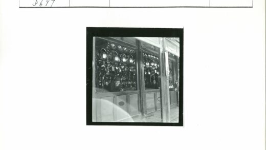 古董金属器具商店选购场景.jpg