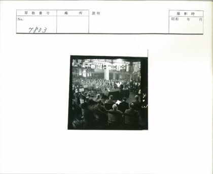 听众聚集听演讲现场照片.jpg