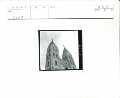哥特式双塔建筑与拱窗.jpg