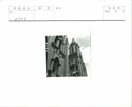 哥特式砖砌建筑与多云天空.jpg