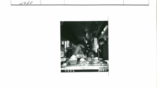 商店内父子选购商品场景.jpg