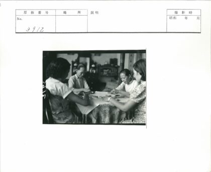 四人围桌打麻将室内家居场景.jpg