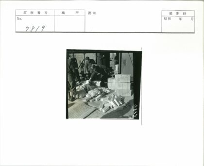 四男子整理火车车厢包裹.jpg