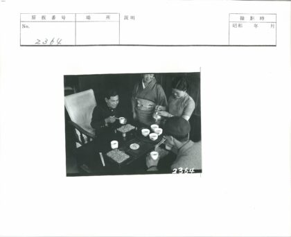 围桌品茶吃面的温馨时光.jpg