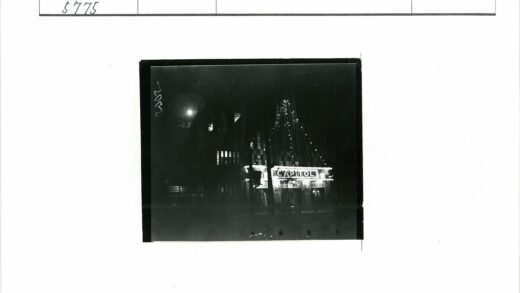 国会剧院夜景照明与月光.jpg