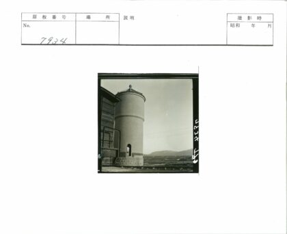 圆柱形建筑与田野电力线景观.jpg