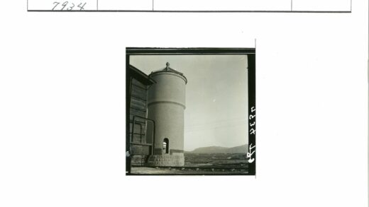 圆柱形建筑与田野电力线景观.jpg