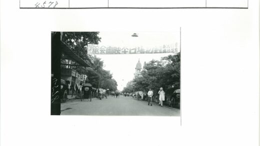 圆顶建筑前熙攘街道横幅景观.jpg