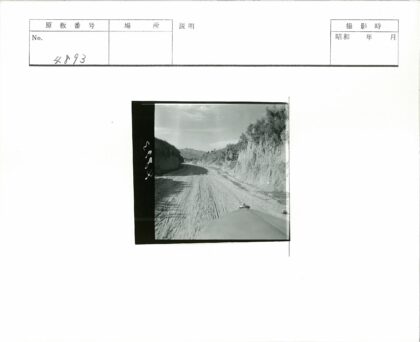 土堤间延伸的土路与远山.jpg