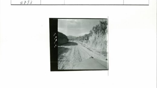 土堤间延伸的土路与远山.jpg