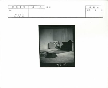地板上的小熨斗与纺织品.jpg