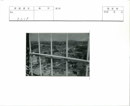 城市建筑与远山景观.jpg