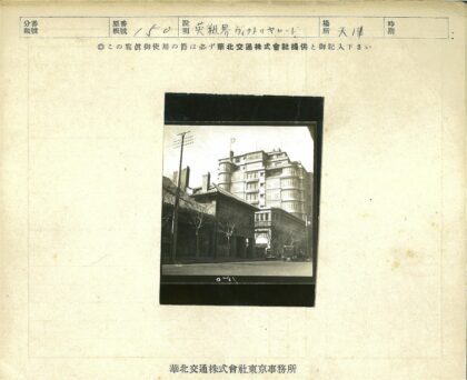 城市老街景建筑与树木交织.jpg