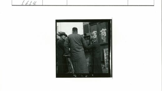 城市街头戴帽骑车人与自动售货机.jpg