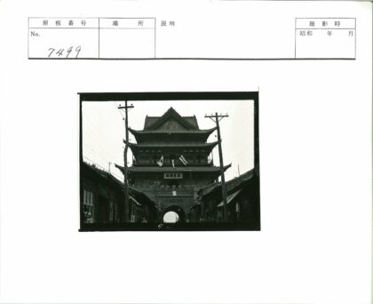 城市街景传统多层大门与旗帜.jpg