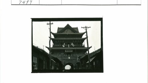 城市街景传统多层大门与旗帜.jpg