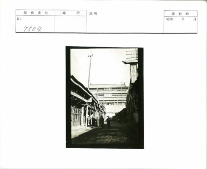 城市街道建筑与行人.jpg
