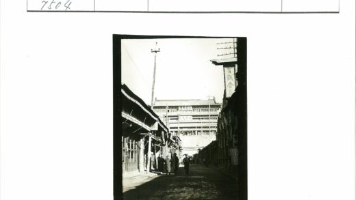 城市街道建筑与行人.jpg